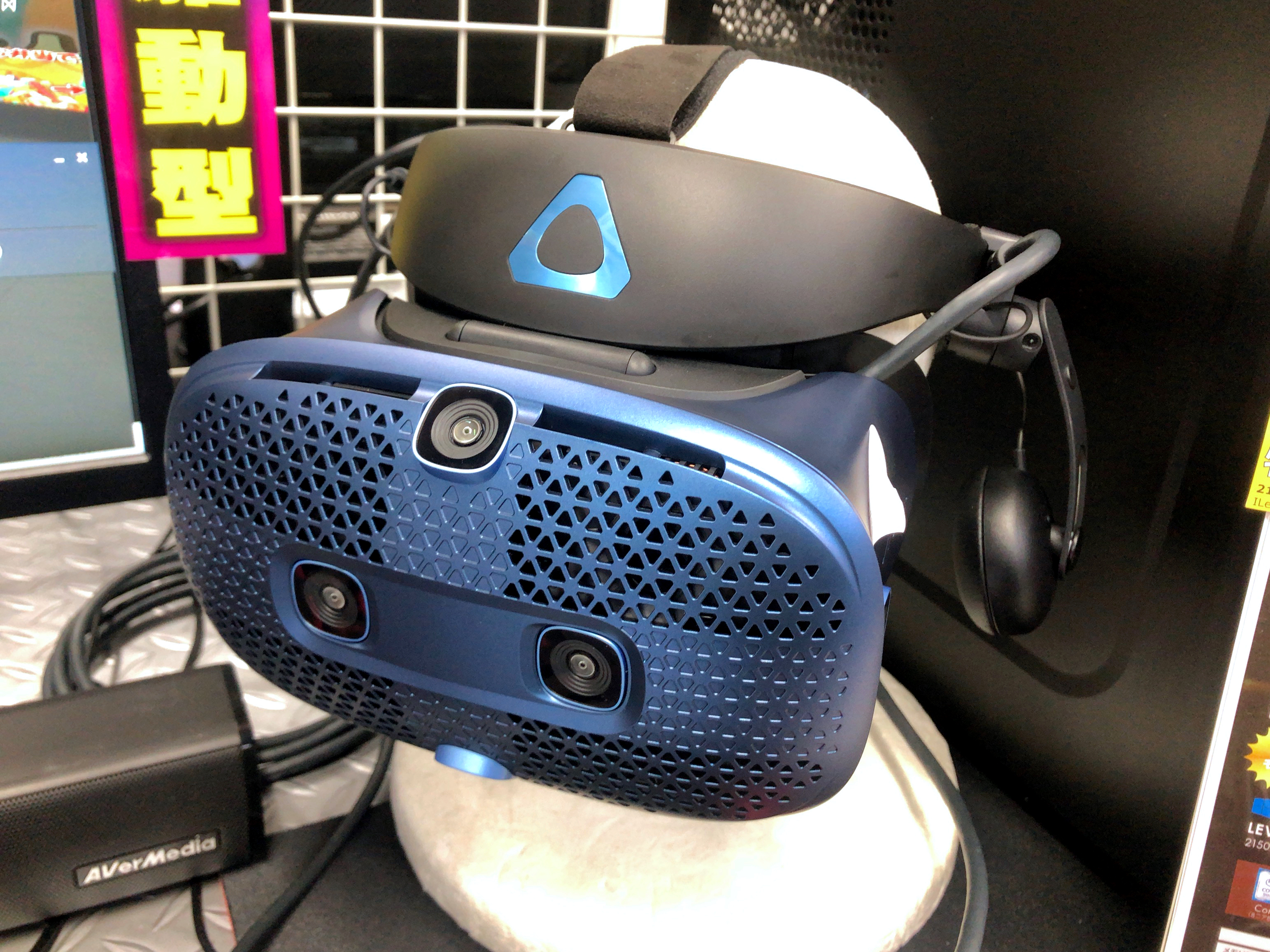 _images/HTC_Vive_Cosmos_-_1.jpg